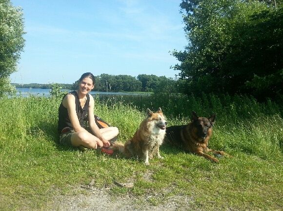 Hundepasning med frihed til at være hund tilbydes. Jeg kan passe din hund hos mig, som var det min egen. Kontakt mig for mere information. 