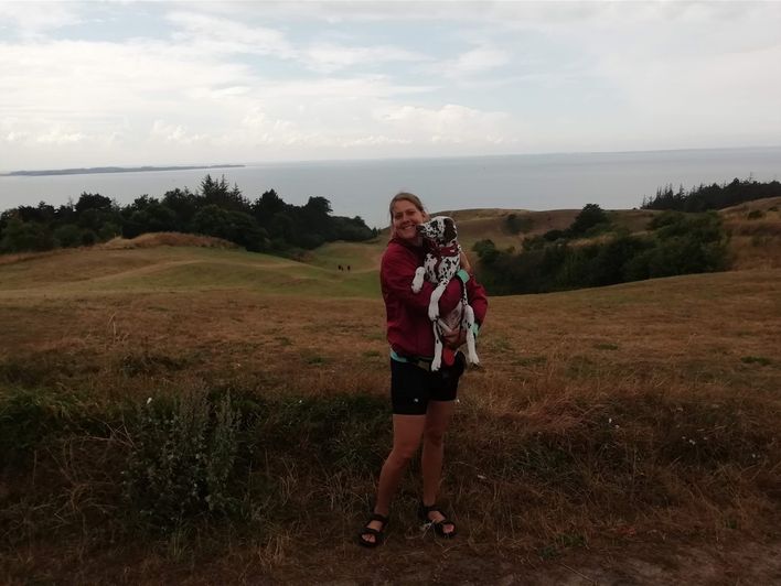 Min nye hundehvalp Jolly, jeg fik i sommeren 2020. Her er vi på cykeltur til Samsø. Jolly er 12 uger og var så nem at have med. Jolly sad selvfølgelig i cykeltrailer. 